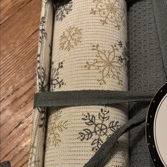 Cream and Gray Rustic Snowflake Holiday Tea Towel Set - Picture 3 of 7